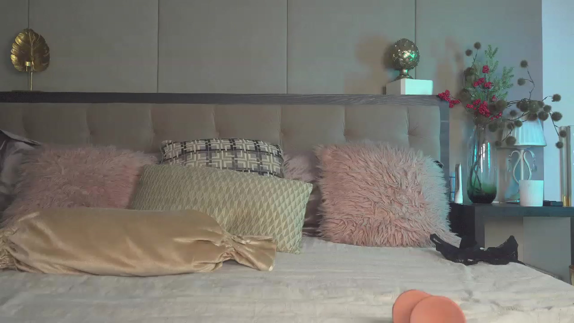 Gallery image thumbnail from LaSeductrice's myfreecams stream on, 01/10/2023, 22:22 image 1 of 20