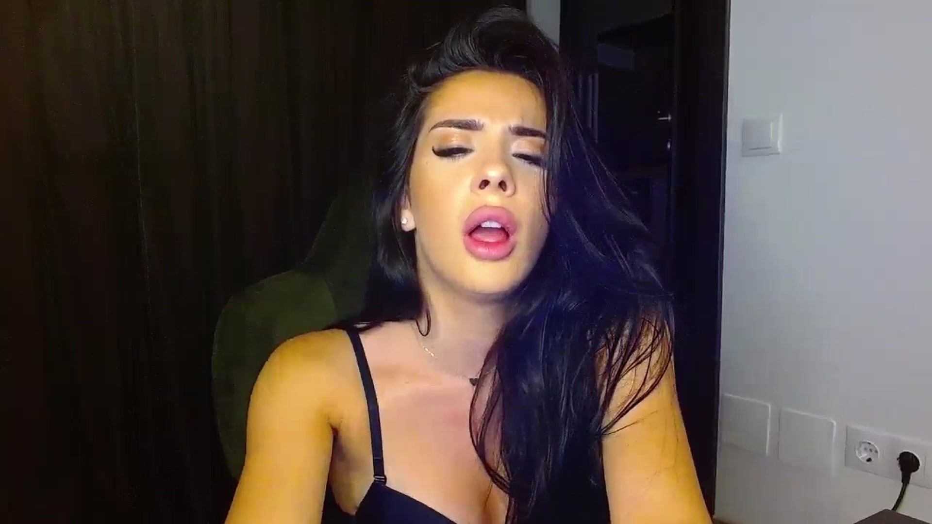 Gallery image thumbnail from La_bandida's myfreecams stream on, 08/18/2023, 20:41 image 4 of 20