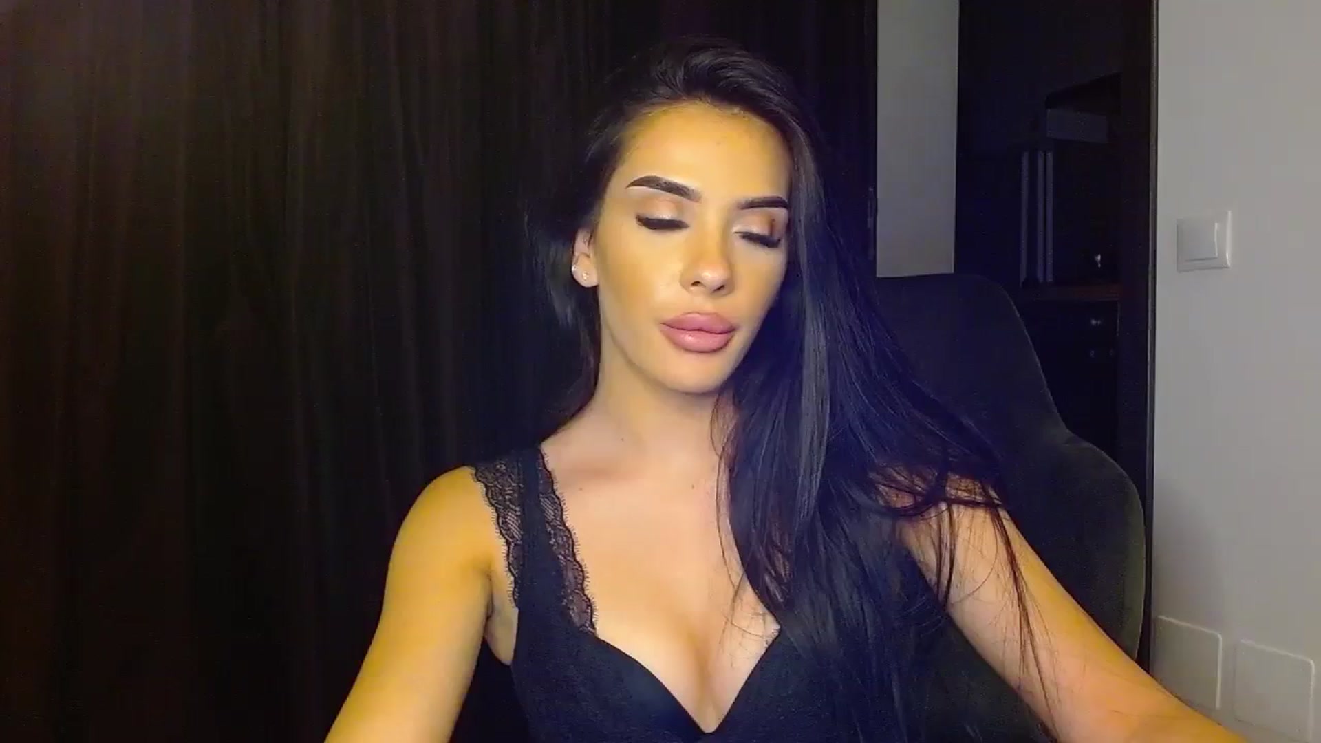 Gallery image thumbnail from La_bandida's myfreecams stream on, 08/26/2023, 21:28 image 13 of 20