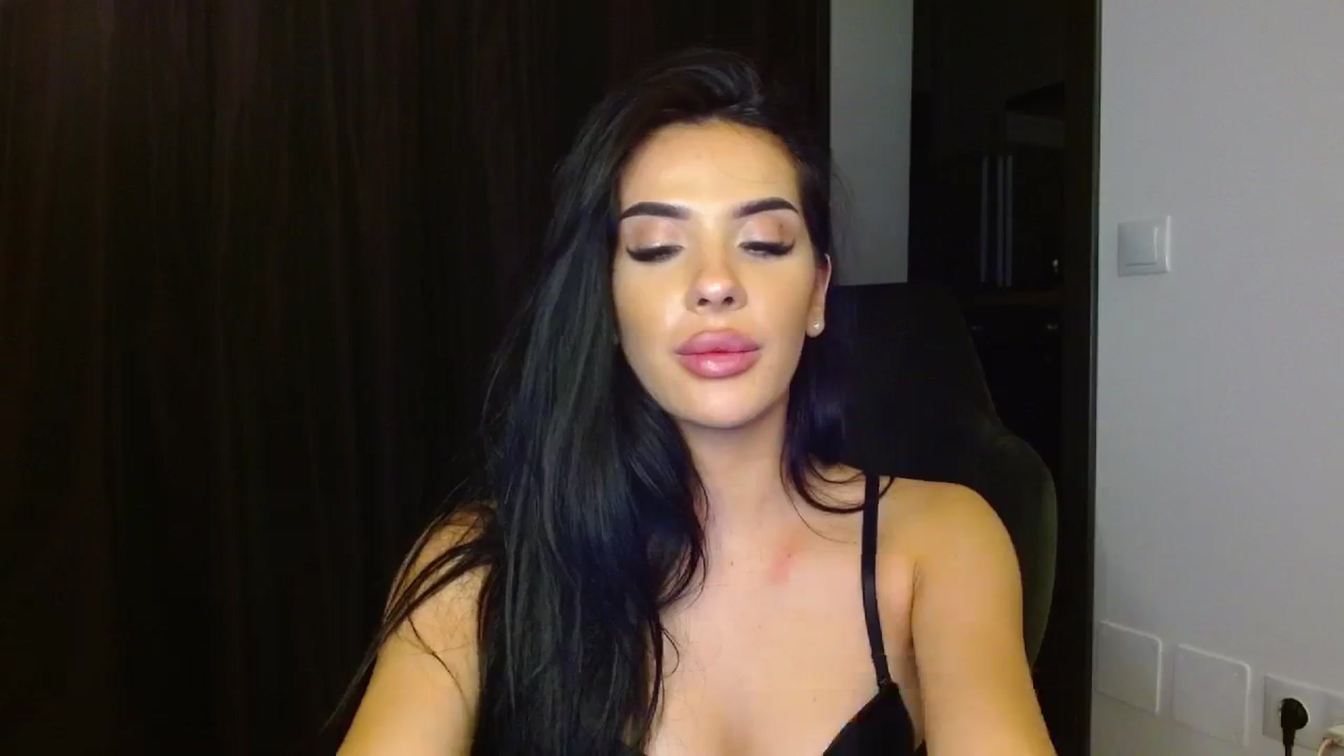 Gallery image thumbnail from La_bandida's myfreecams stream on, 08/27/2023, 24:37 image 9 of 20