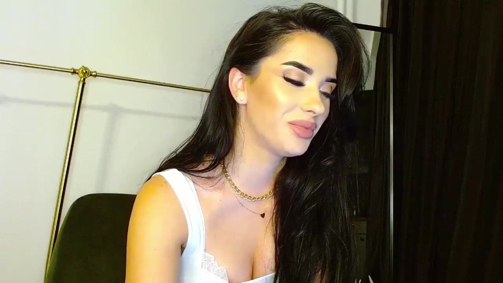 Gallery image thumbnail from La_bandida's myfreecams stream on, 11/01/2023, 17:19 image 5 of 20