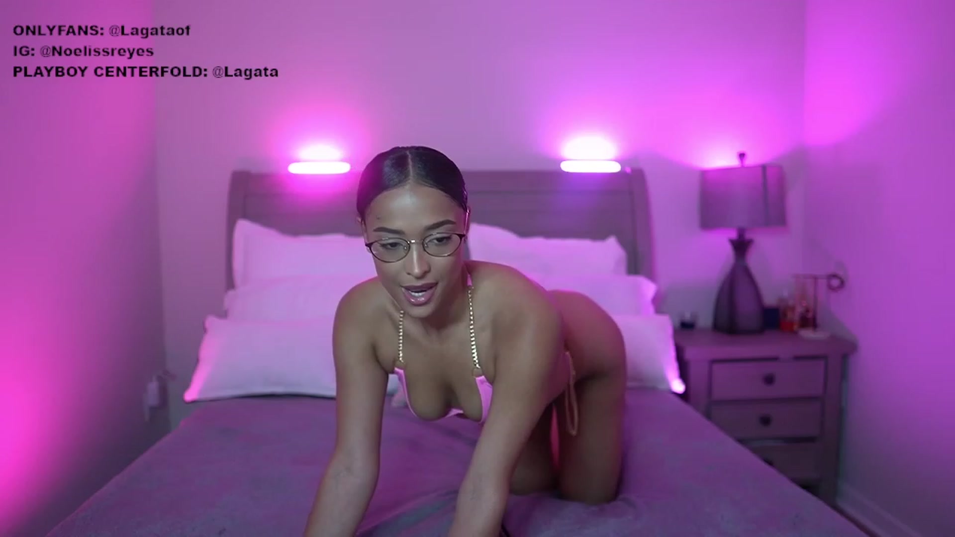 Gallery image thumbnail from La_gata_'s myfreecams stream on, 11/22/2022, 22:03 image 3 of 20