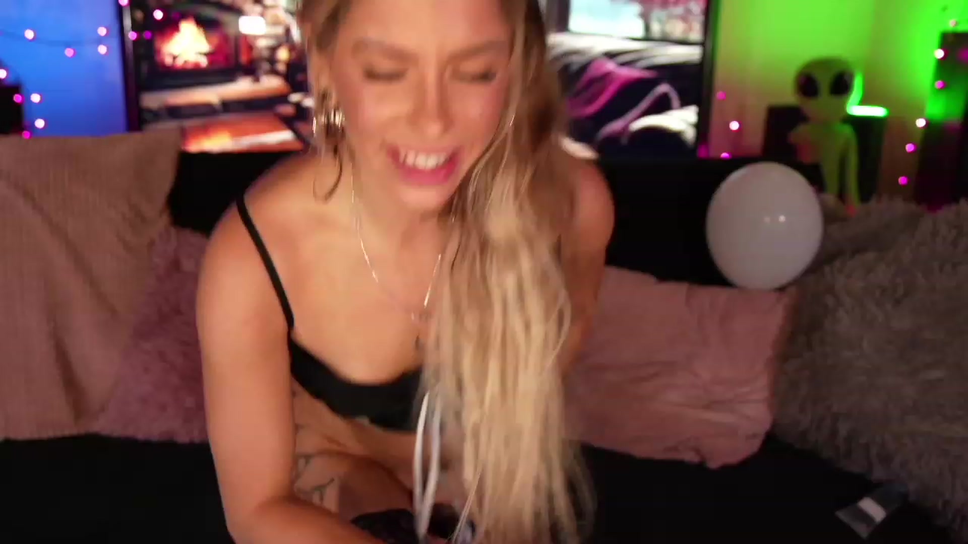 Gallery image thumbnail from Labell_lo's myfreecams stream on, 08/28/2023, 05:25 image 10 of 20