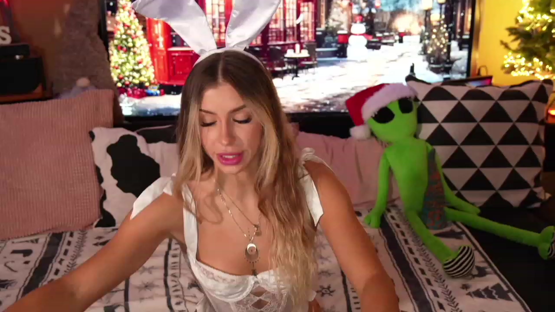 Gallery image thumbnail from Labell_lo's myfreecams stream on, 12/10/2023, 07:26 image 8 of 20