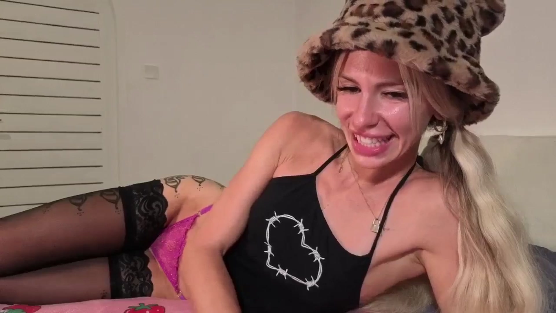 Gallery image thumbnail from Labell_lo's myfreecams stream on, 04/19/2025, 13:23 image 9 of 20