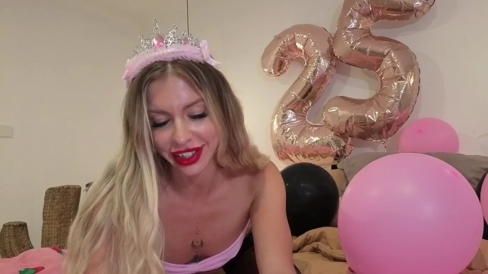 Gallery image thumbnail from Labell_lo's myfreecams stream on, 08/03/2025, 12:12 image 1 of 20