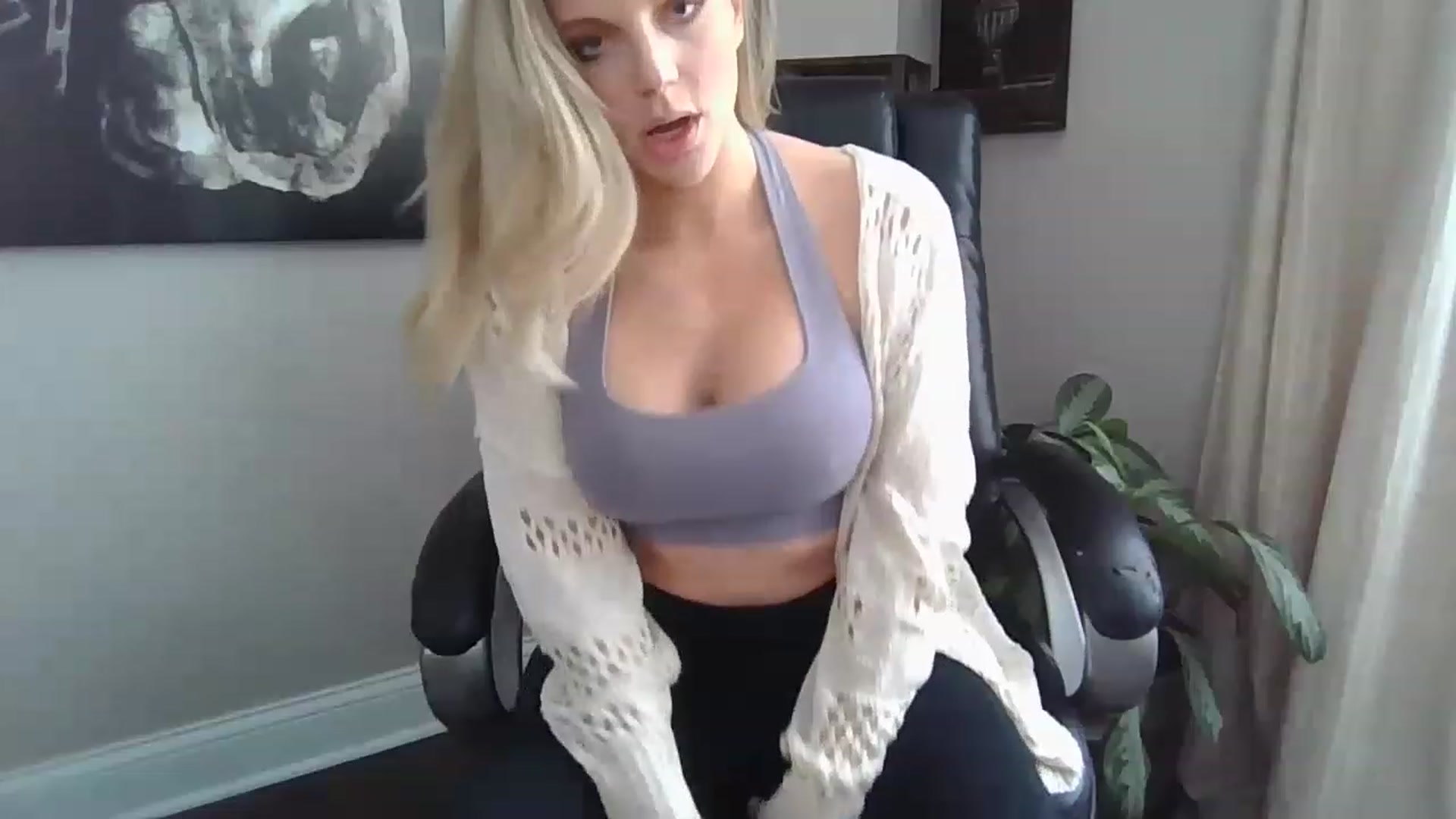 Gallery image thumbnail from Laceygreyy's myfreecams stream on, 01/26/2023, 18:36 image 2 of 20
