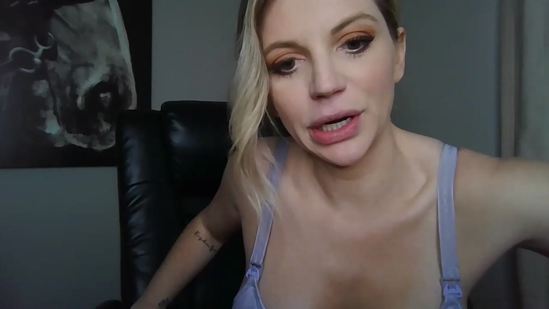 Gallery image thumbnail from Laceygreyy's myfreecams stream on, 02/22/2023, 18:04 image 12 of 20