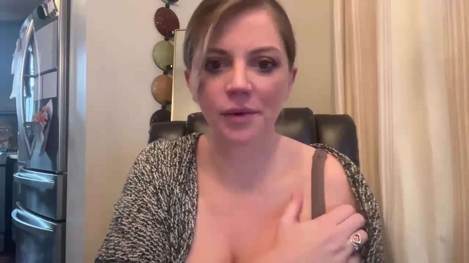 Gallery image thumbnail from Laceygreyy's myfreecams stream on, 01/06/2025, 20:41 image 19 of 20
