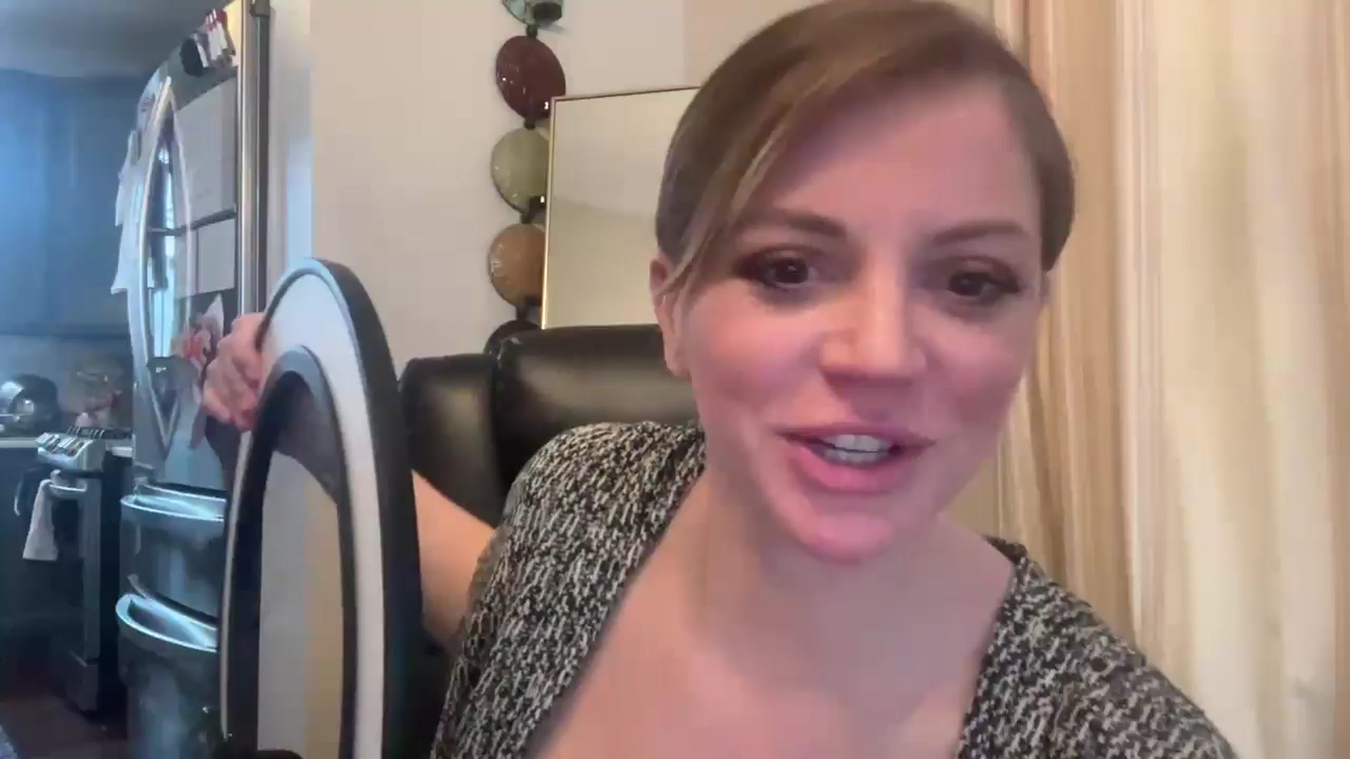 Gallery image thumbnail from Laceygreyy's myfreecams stream on, 01/06/2025, 20:41 image 16 of 20