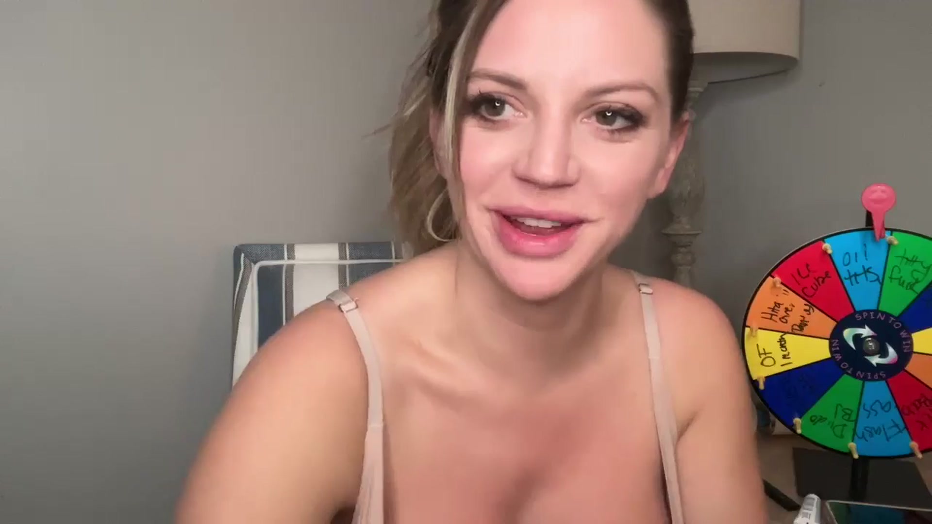 Gallery image thumbnail from Laceygreyy's myfreecams stream on, 01/31/2025, 05:53 image 14 of 20