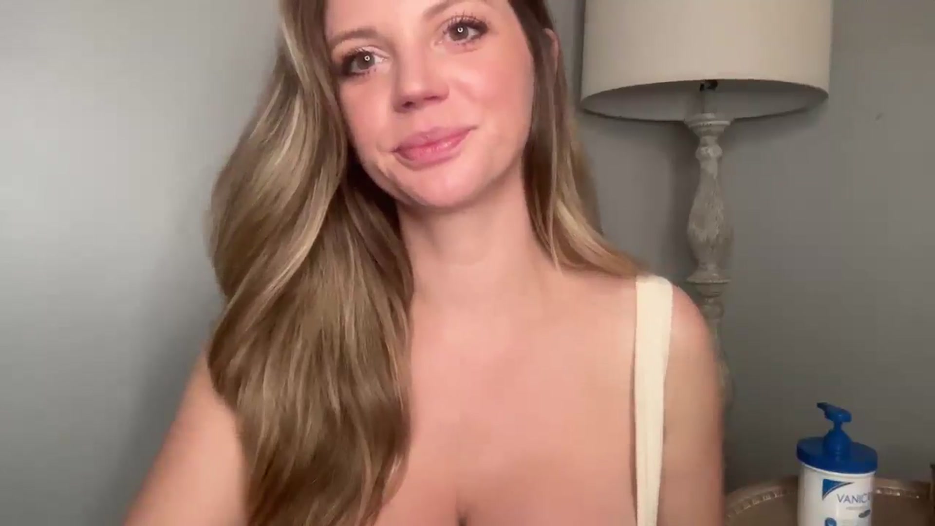 Gallery image thumbnail from Laceygreyy's myfreecams stream on, 03/04/2025, 19:12 image 18 of 20