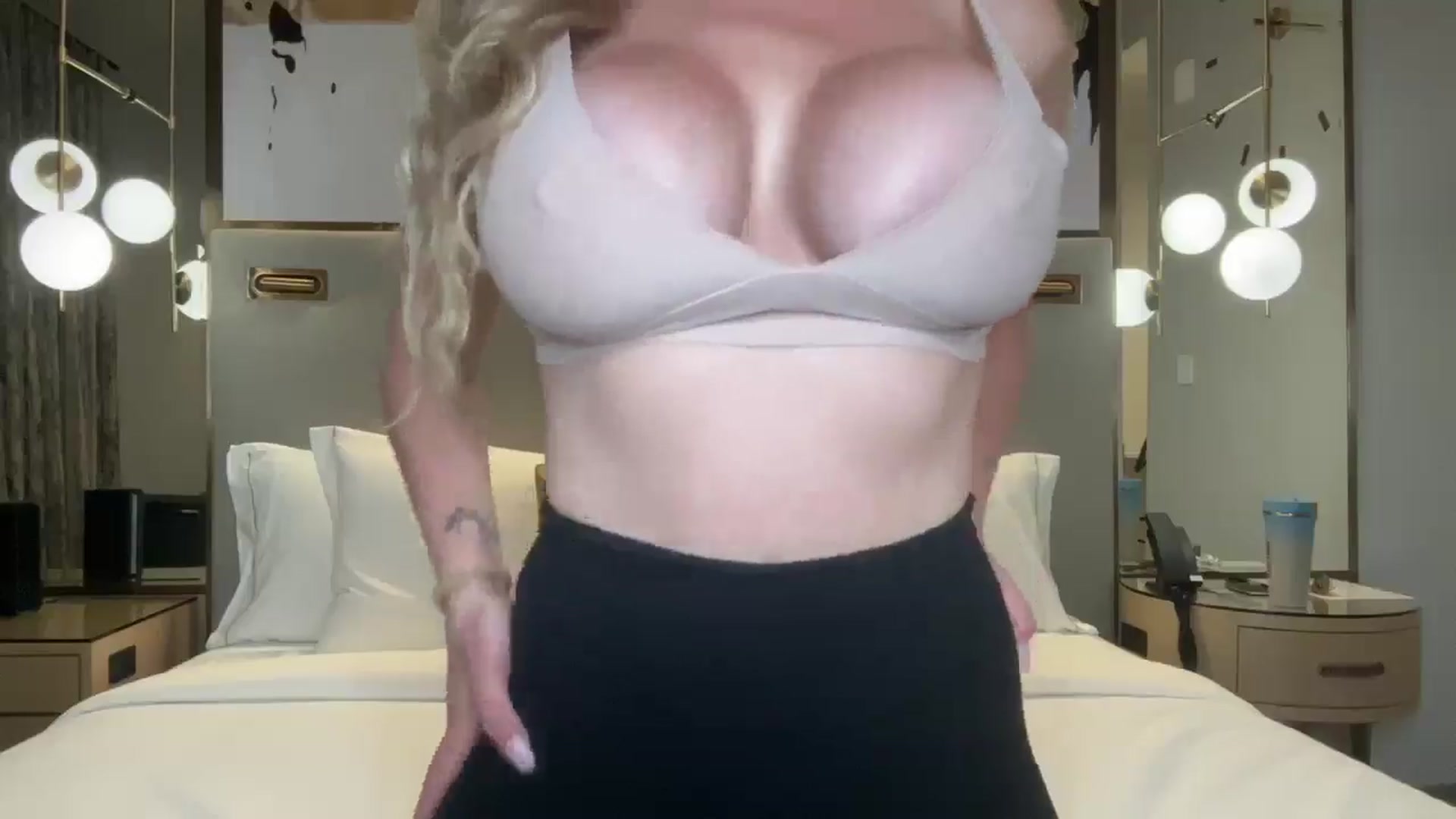 Gallery image thumbnail from Laceygreyy's myfreecams stream on, 05/28/2025, 02:32 image 12 of 20