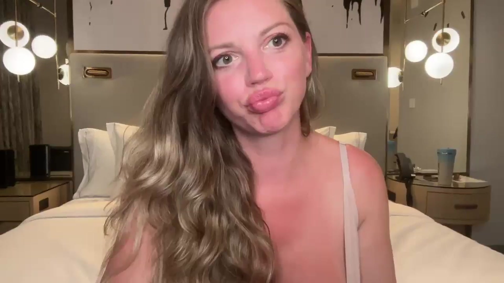 Gallery image thumbnail from Laceygreyy's myfreecams stream on, 05/28/2025, 03:02 image 6 of 20