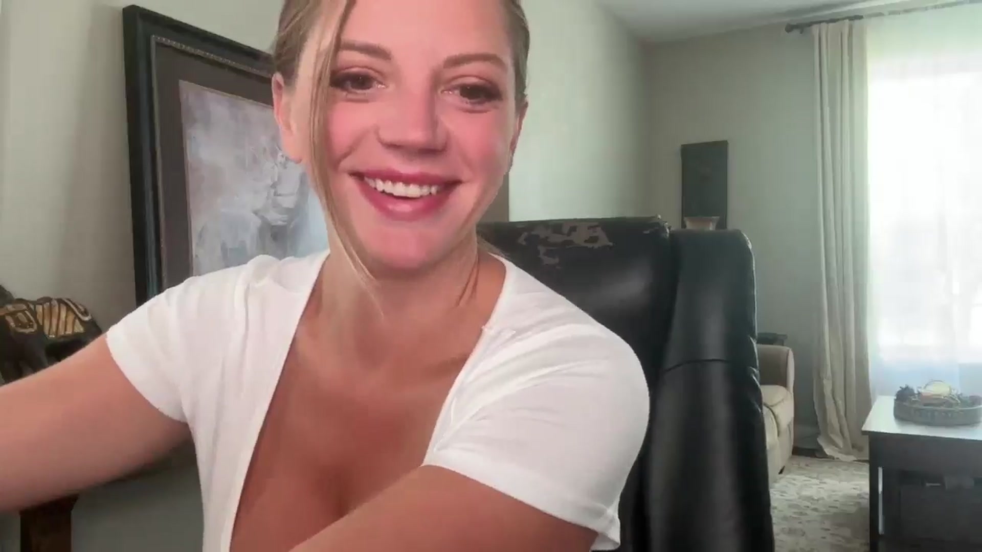 Gallery image thumbnail from Laceygreyy's myfreecams stream on, 08/27/2025, 17:21 image 18 of 20