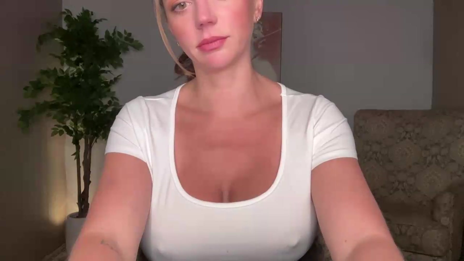 Gallery image thumbnail from Laceygreyy's myfreecams stream on, 06/15/2026, 22:55 image 18 of 20