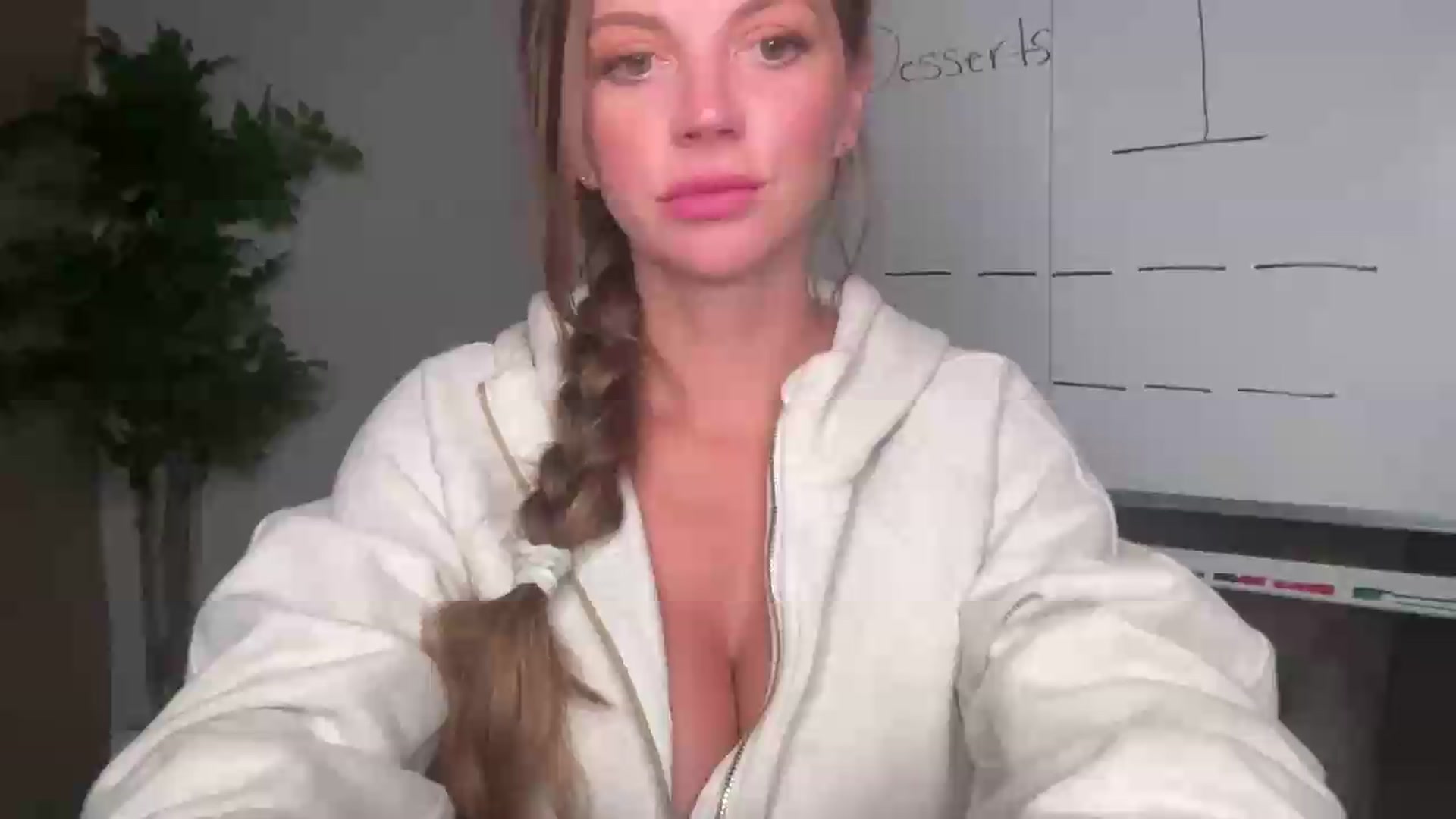 Gallery image thumbnail from Laceygreyy's myfreecams stream on, 08/25/2026, 03:11 image 1 of 20