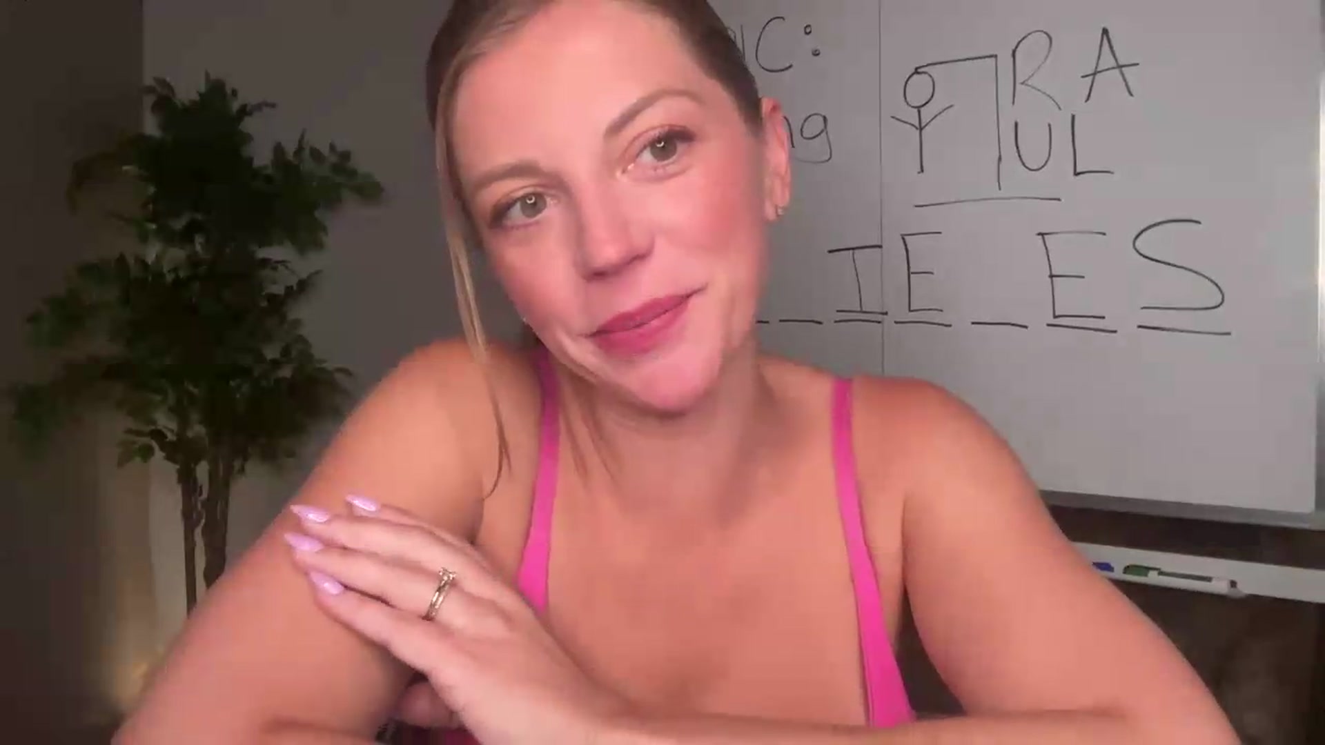 Gallery image thumbnail from Laceygreyy's myfreecams stream on, 08/31/2026, 20:30 image 9 of 20