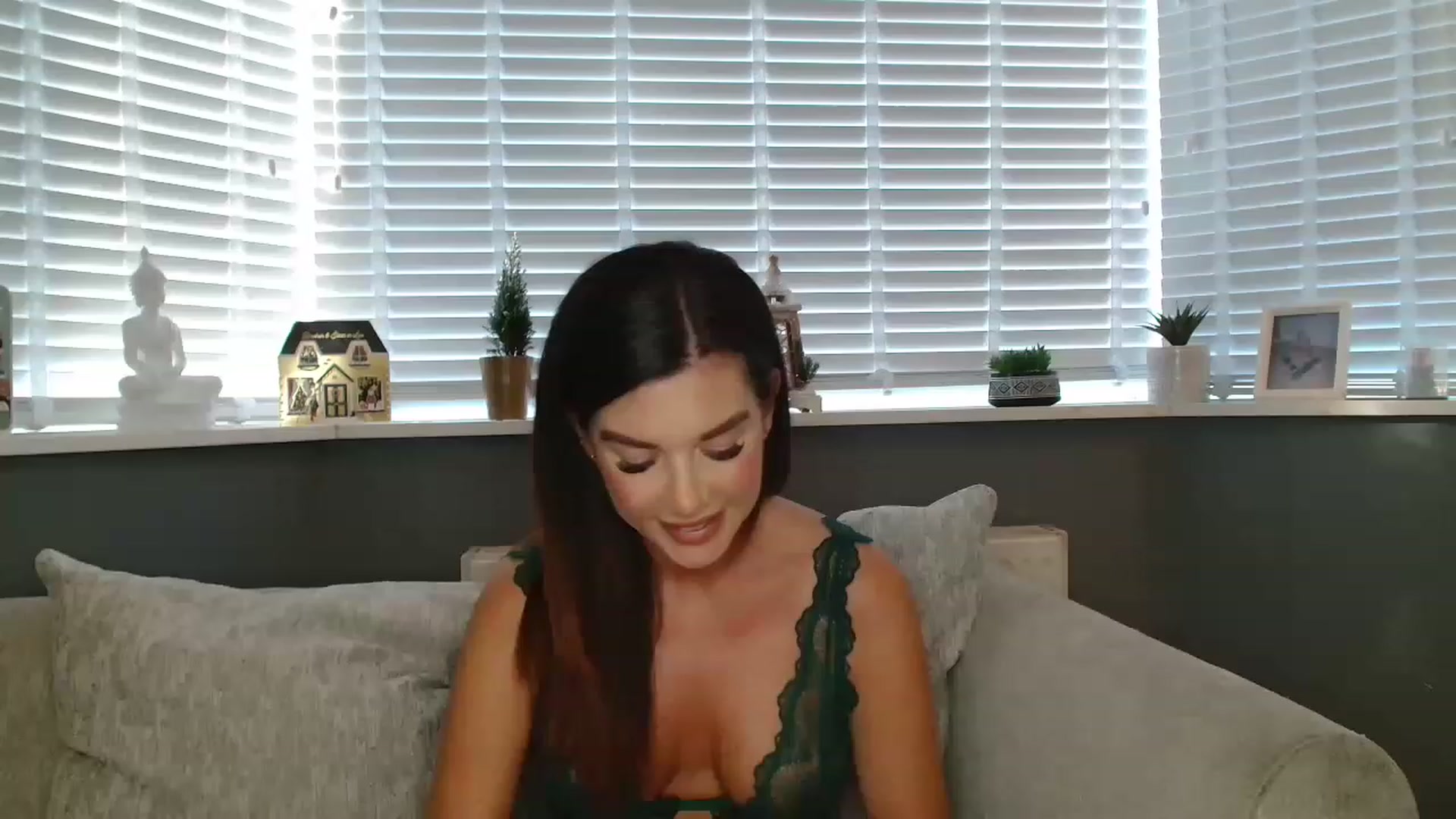 Gallery image thumbnail from LaceysRoom's myfreecams stream on, 12/29/2022, 11:17 image 20 of 20