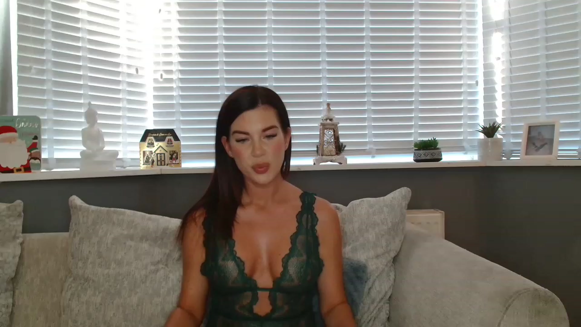 Gallery image thumbnail from LaceysRoom's myfreecams stream on, 12/29/2022, 11:17 image 6 of 20