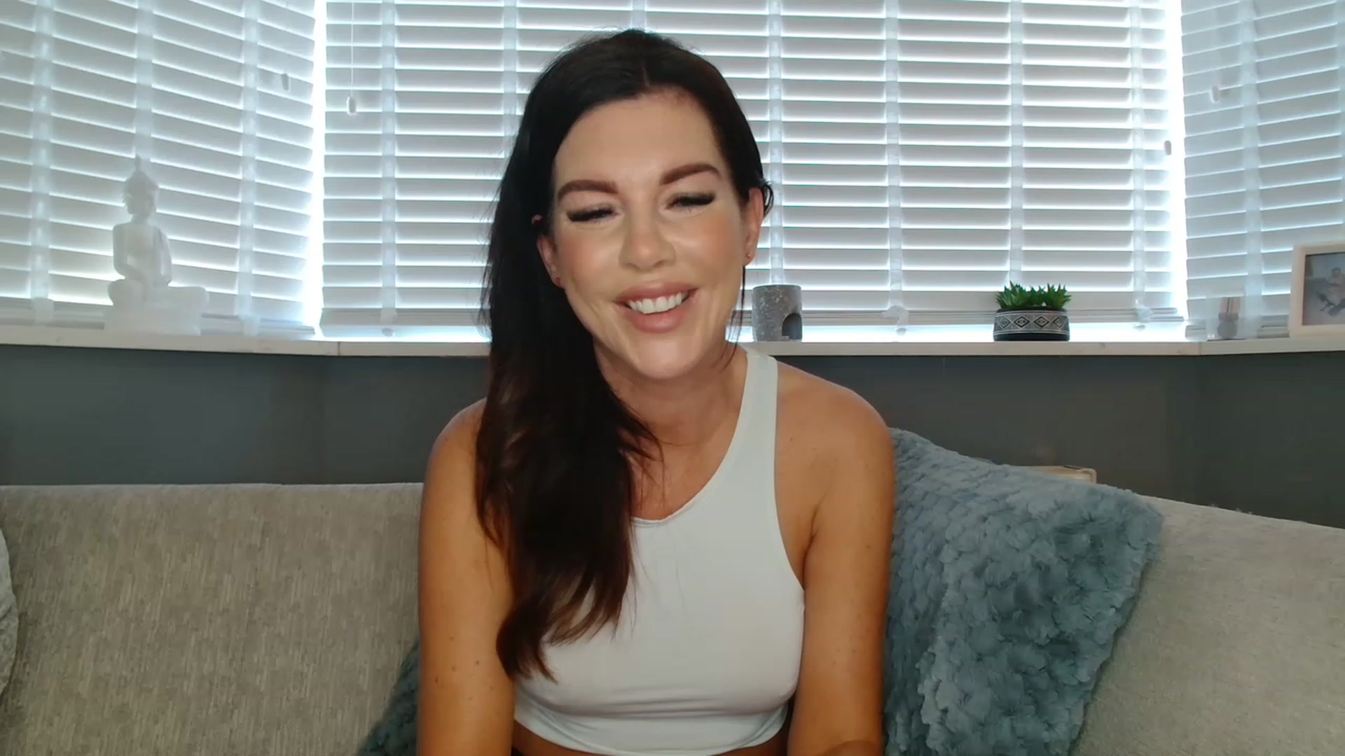 Gallery image thumbnail from LaceysRoom's myfreecams stream on, 01/18/2023, 13:13 image 13 of 20