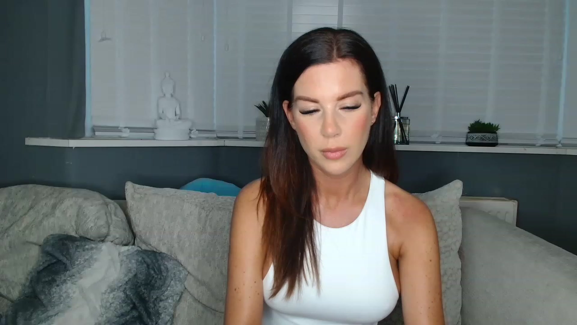 Gallery image thumbnail from LaceysRoom's myfreecams stream on, 03/24/2023, 18:53 image 5 of 20