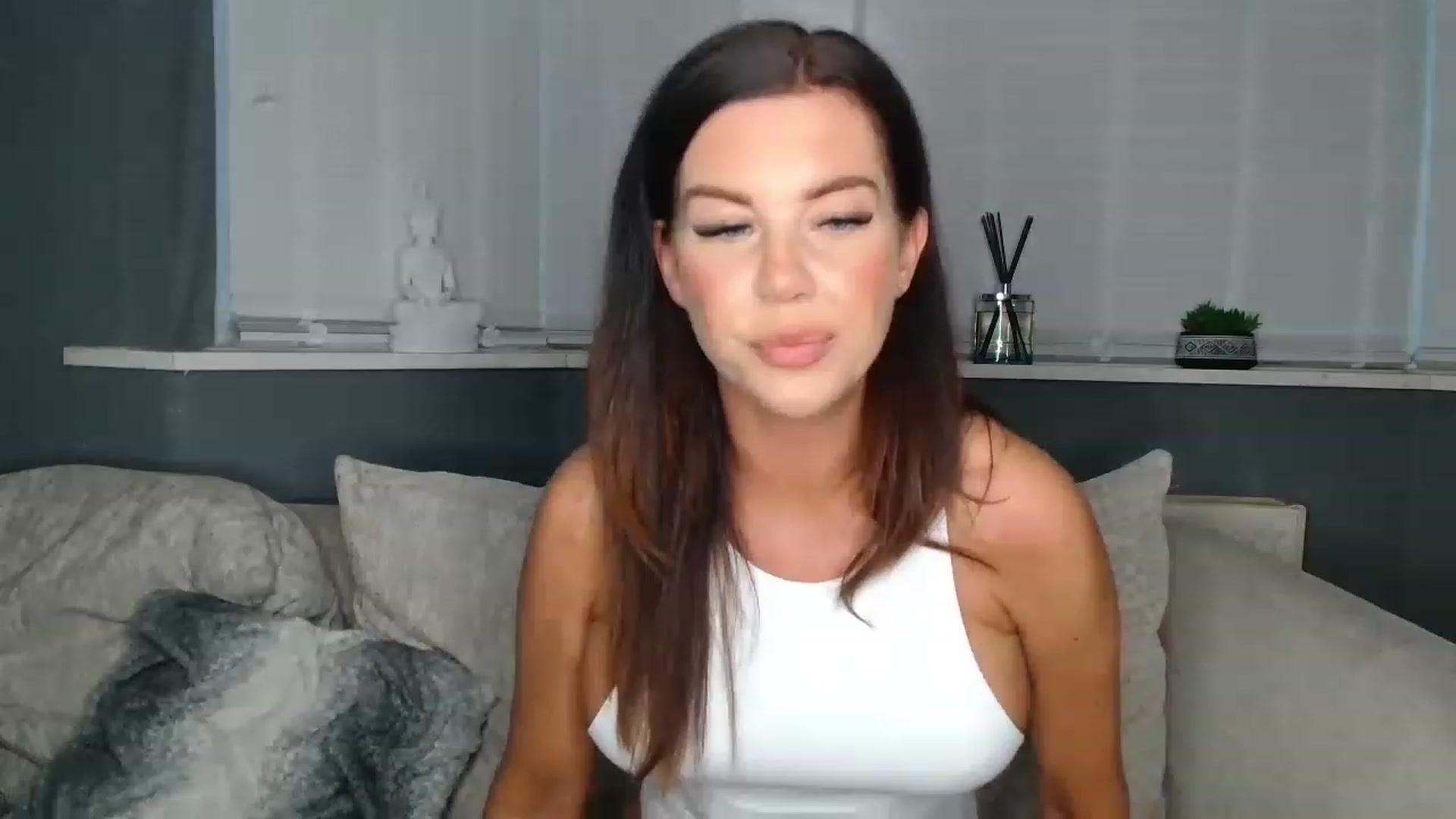 Gallery image thumbnail from LaceysRoom's myfreecams stream on, 03/24/2023, 18:53 image 6 of 20