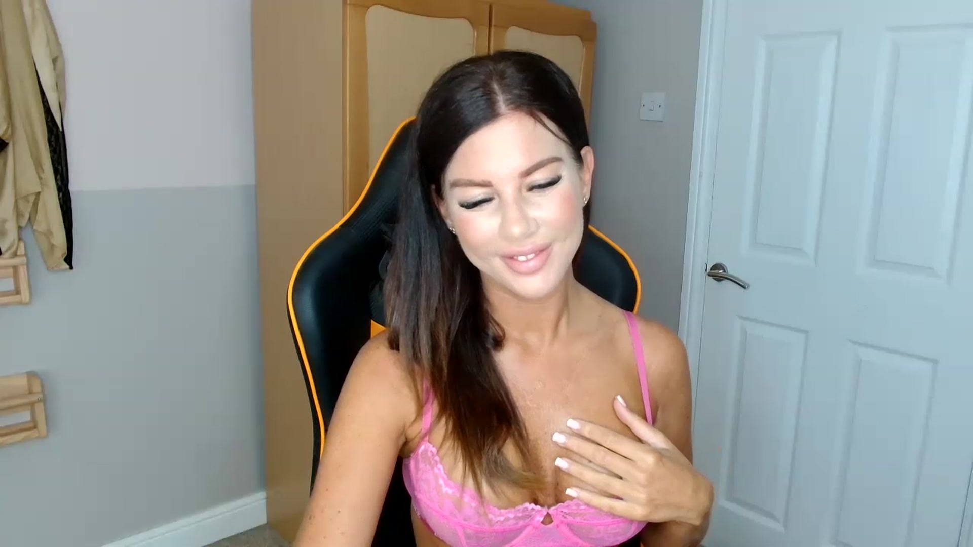 Gallery image thumbnail from LaceysRoom's myfreecams stream on, 04/24/2023, 09:53 image 20 of 20