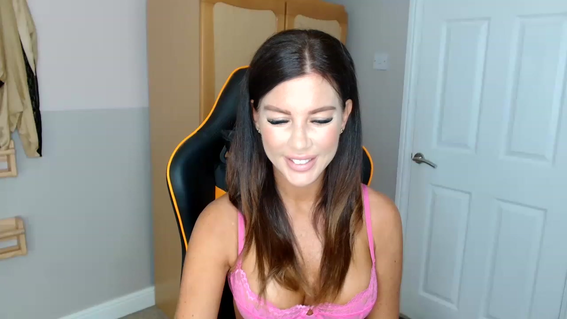 Gallery image thumbnail from LaceysRoom's myfreecams stream on, 04/24/2023, 09:53 image 16 of 20
