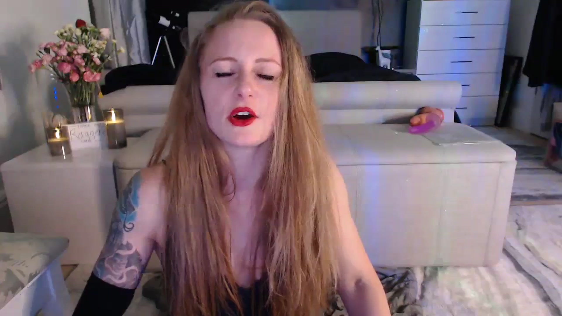 Gallery image thumbnail from LadyCandour's myfreecams stream on, 03/18/2024, 22:31 image 14 of 20
