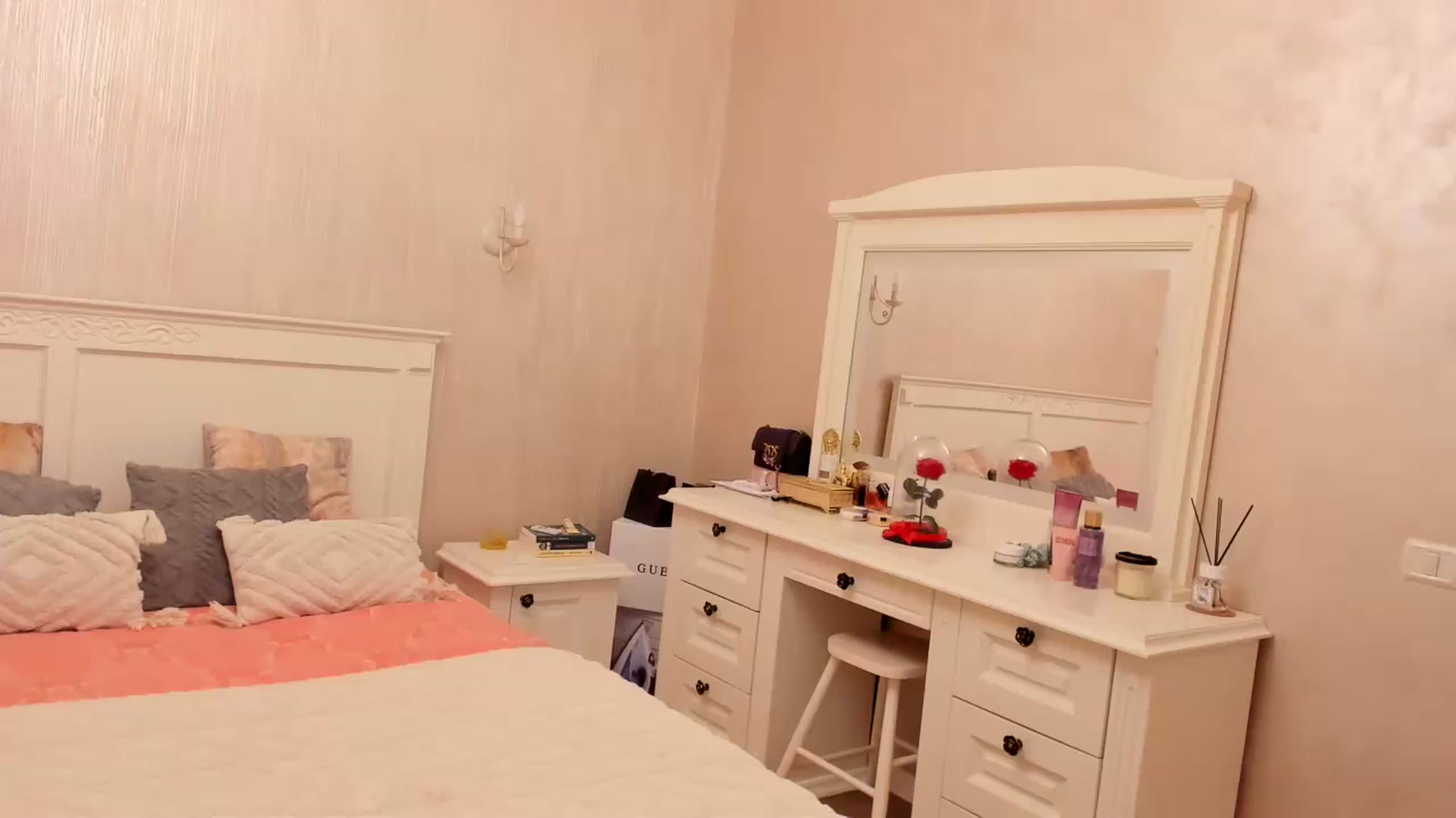 Gallery image thumbnail from LadyDesire's myfreecams stream on, 06/28/2024, 22:04 image 13 of 20