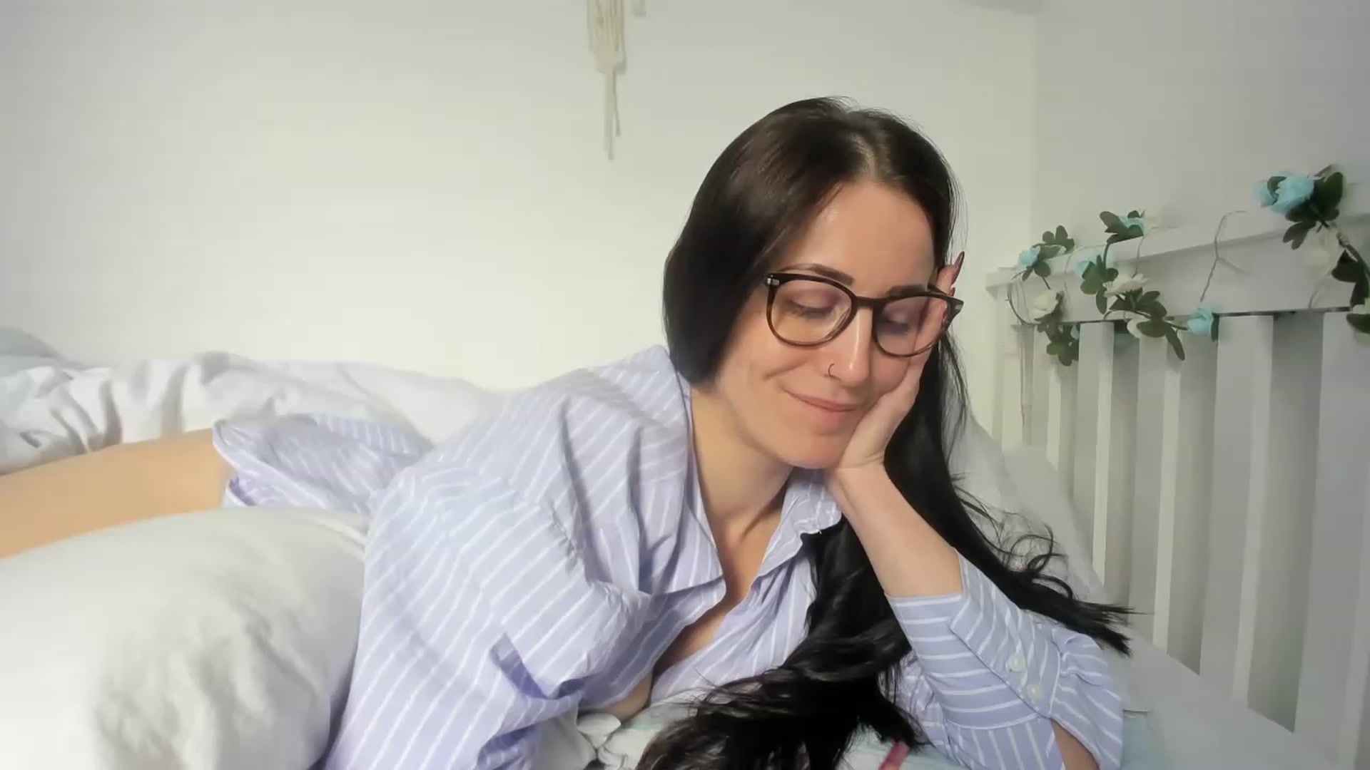 Gallery image thumbnail from LadyLapthorne's myfreecams stream on, 01/22/2023, 13:22 image 5 of 20