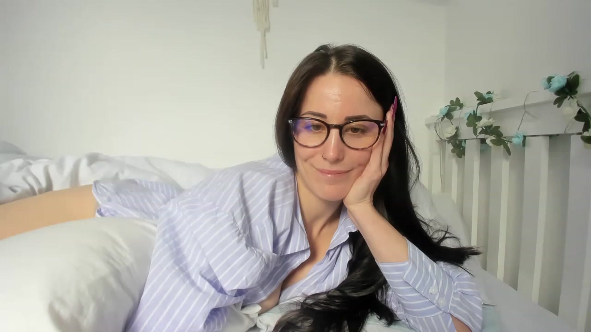Gallery image thumbnail from LadyLapthorne's myfreecams stream on, 01/22/2023, 13:22 image 4 of 20