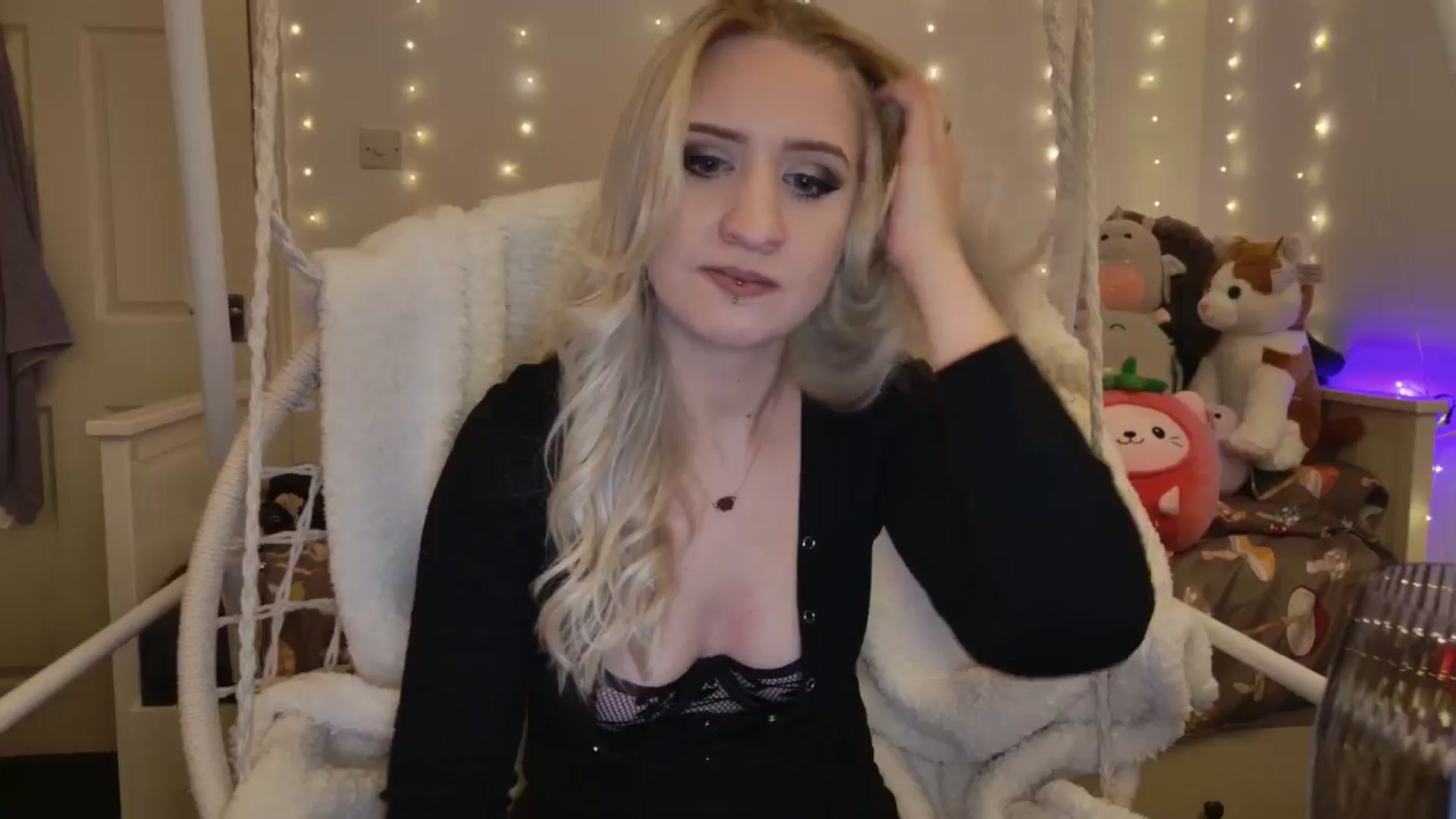 Gallery image thumbnail from LadyOxytocin's myfreecams stream on, 01/01/2025, 19:33 image 9 of 20
