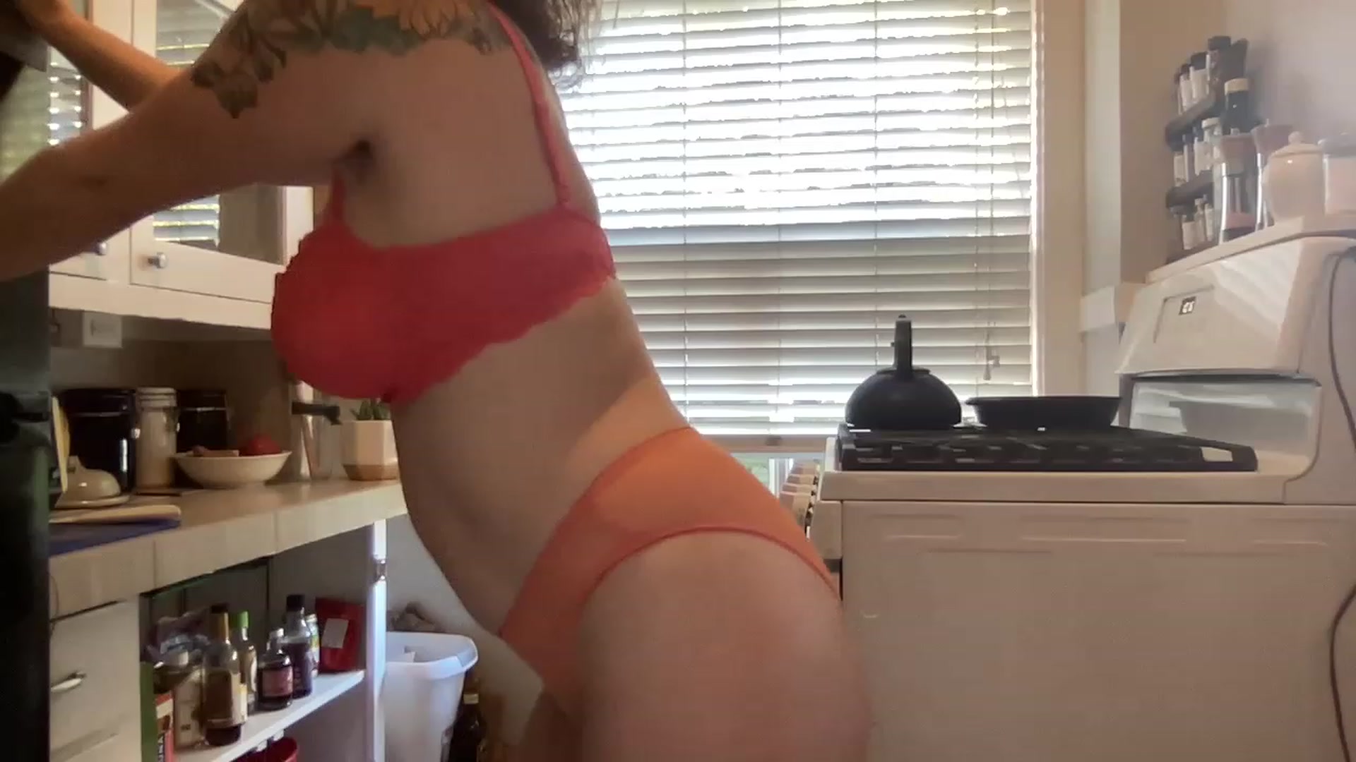 Gallery image thumbnail from LadyStarrdust's myfreecams stream on, 11/20/2022, 18:24 image 9 of 20