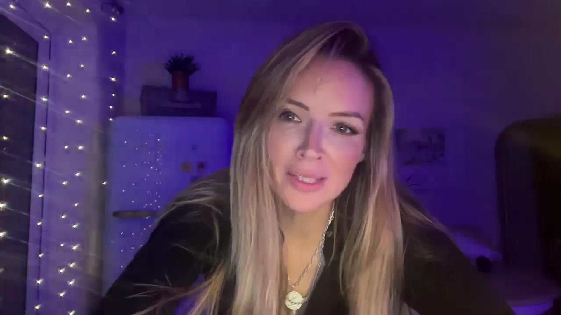 Gallery image thumbnail from LadySterling's myfreecams stream on, 10/19/2025, 23:59 image 5 of 20