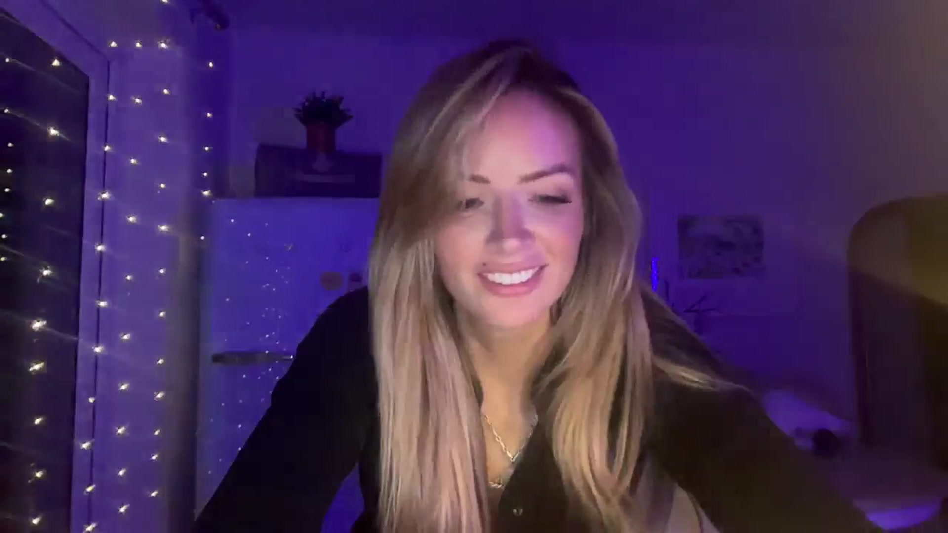 Gallery image thumbnail from LadySterling's myfreecams stream on, 10/19/2025, 23:59 image 4 of 20