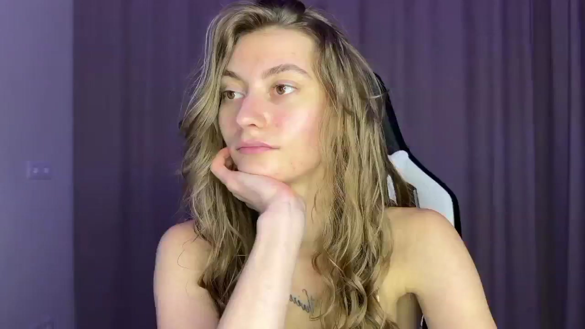 Gallery image thumbnail from Lady_Curls's myfreecams stream on, 11/06/2024, 02:38 image 17 of 20
