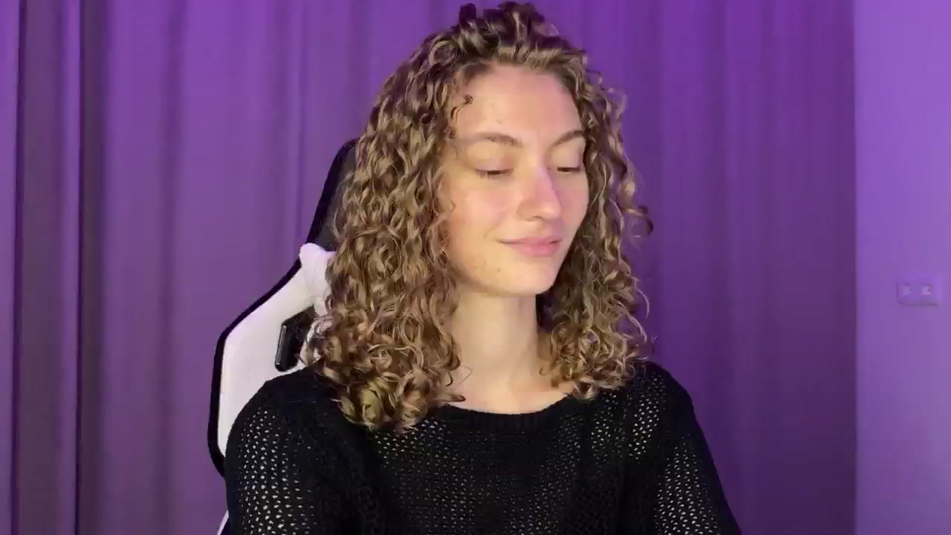 Gallery image thumbnail from Lady_Curls's myfreecams stream on, 11/24/2024, 18:47 image 2 of 20