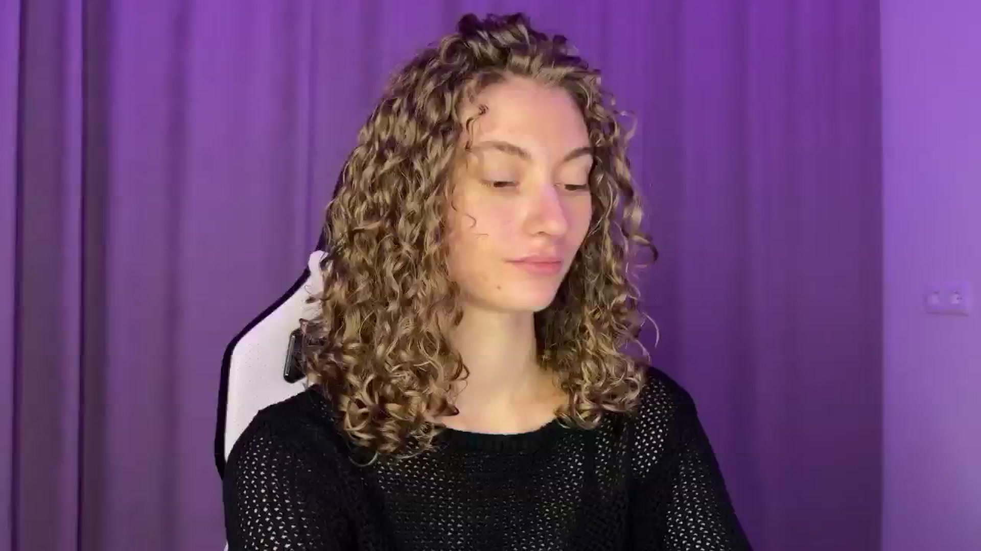 Gallery image thumbnail from Lady_Curls's myfreecams stream on, 11/24/2024, 18:47 image 6 of 20