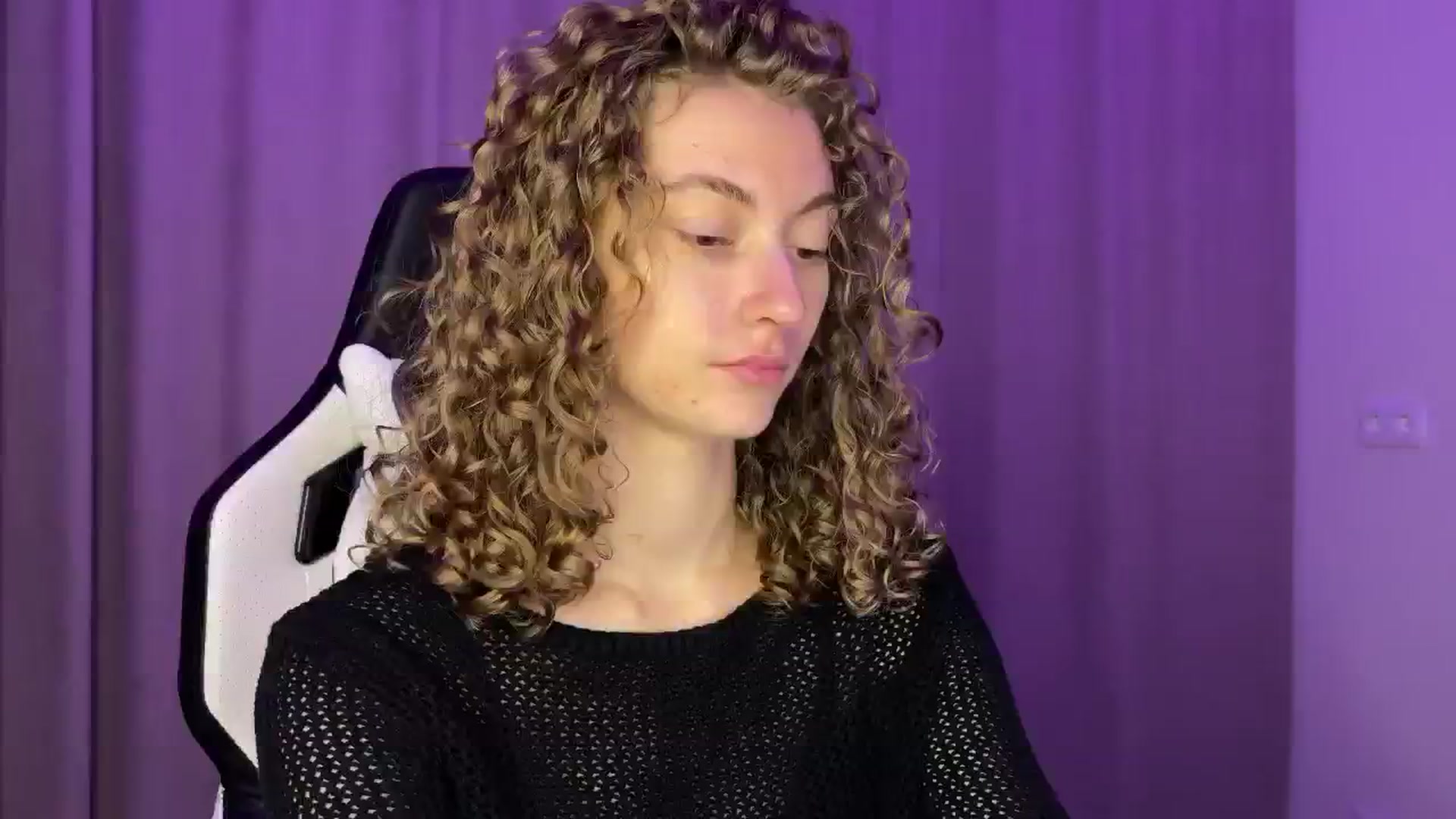 Gallery image thumbnail from Lady_Curls's myfreecams stream on, 11/24/2024, 19:31 image 5 of 20
