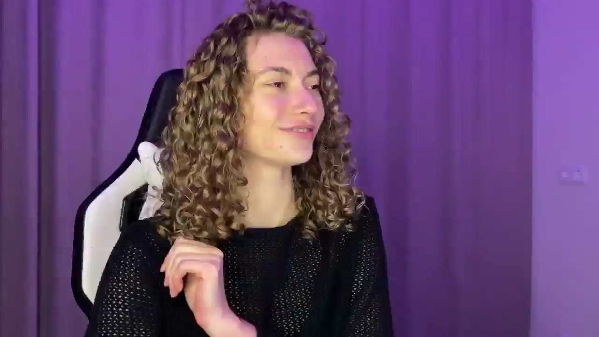 Gallery image thumbnail from Lady_Curls's myfreecams stream on, 11/24/2024, 19:31 image 16 of 20