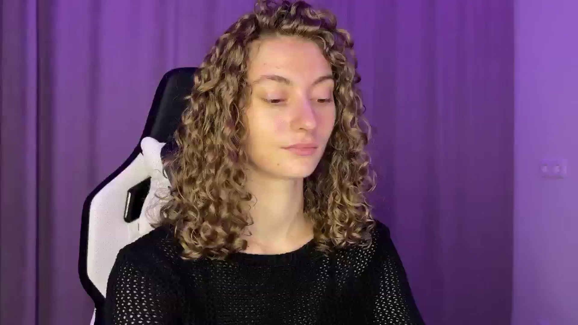 Gallery image thumbnail from Lady_Curls's myfreecams stream on, 11/24/2024, 19:31 image 18 of 20