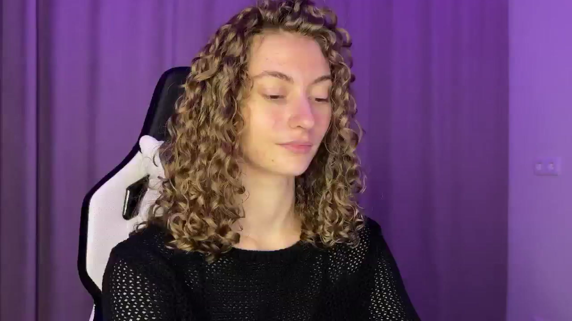 Gallery image thumbnail from Lady_Curls's myfreecams stream on, 11/24/2024, 19:31 image 17 of 20