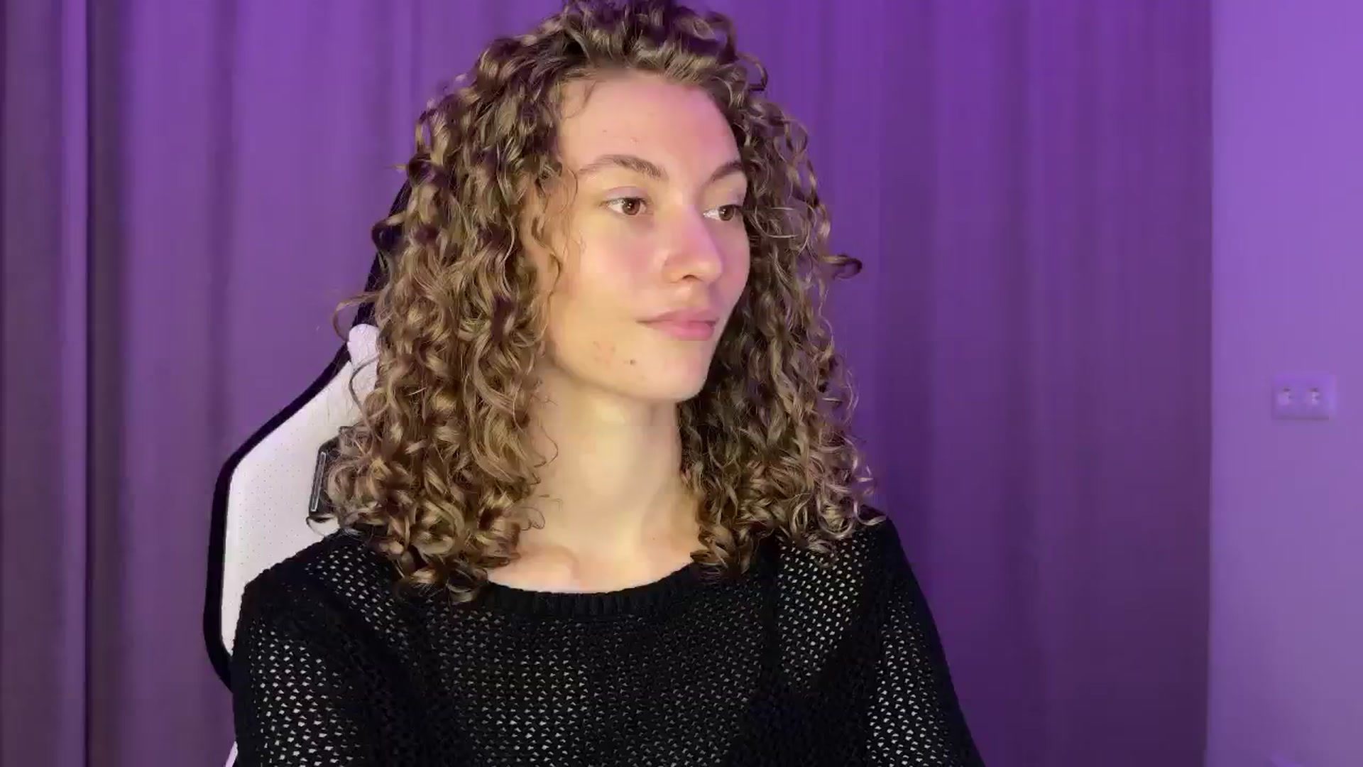 Gallery image thumbnail from Lady_Curls's myfreecams stream on, 11/24/2024, 19:31 image 6 of 20