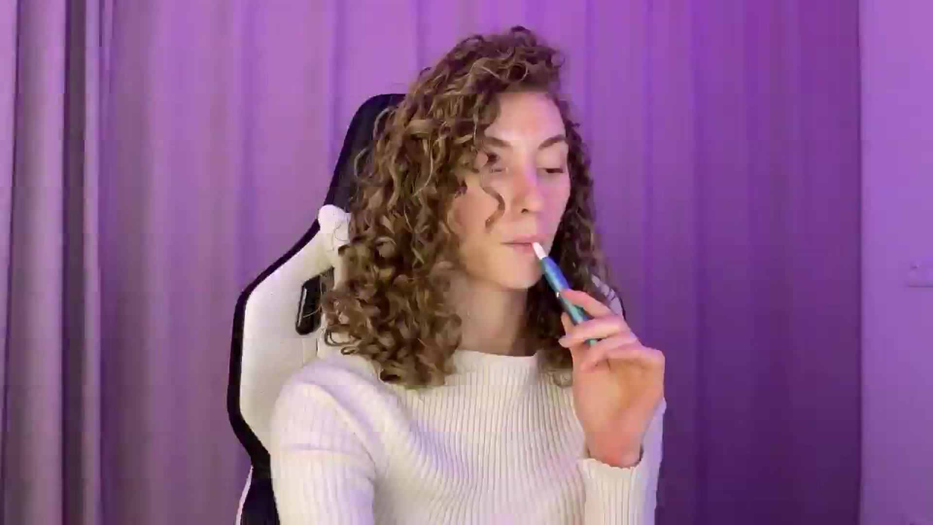 Gallery image thumbnail from Lady_Curls's myfreecams stream on, 11/29/2024, 01:22 image 4 of 20