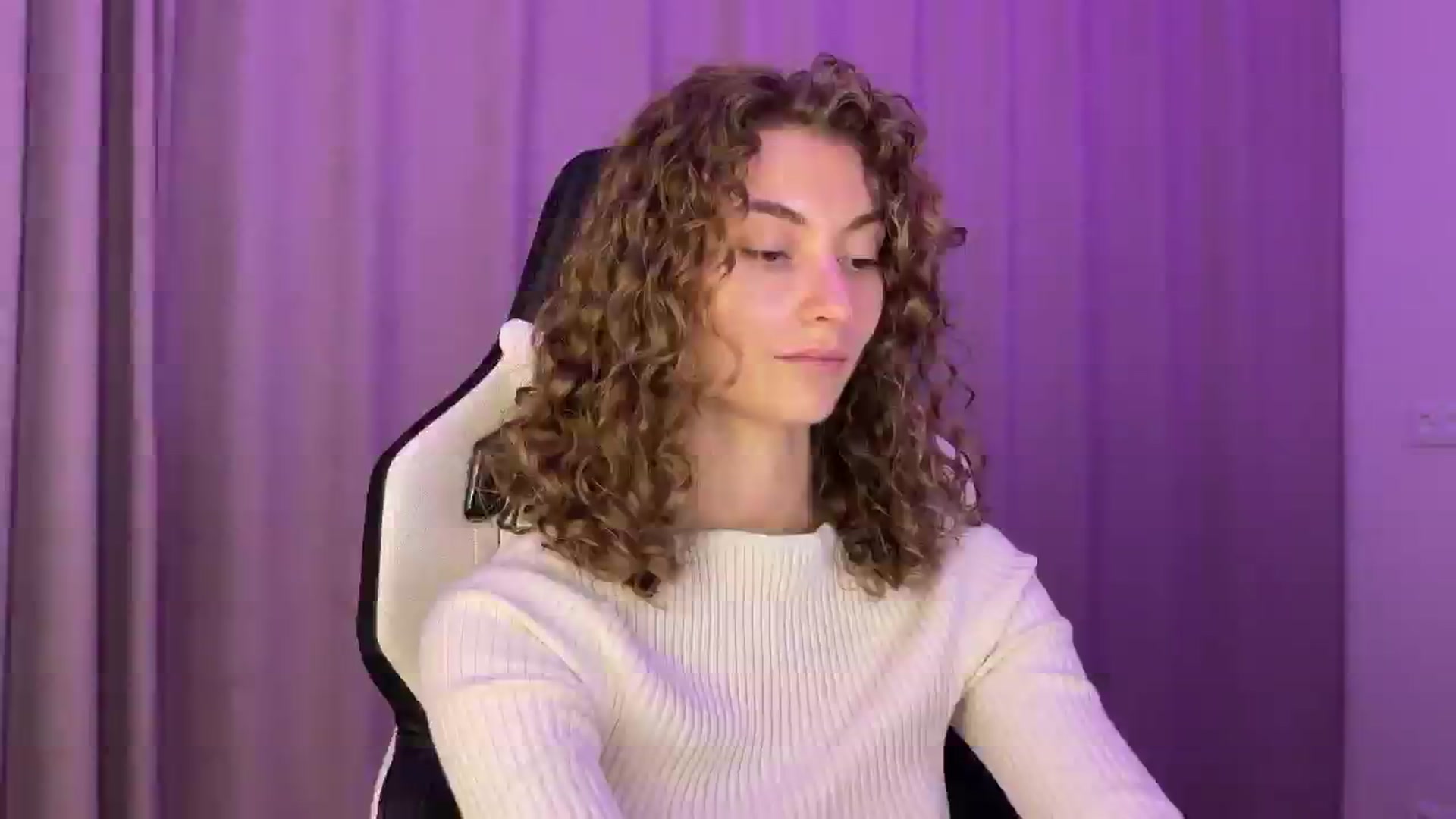 Gallery image thumbnail from Lady_Curls's myfreecams stream on, 11/29/2024, 01:22 image 16 of 20