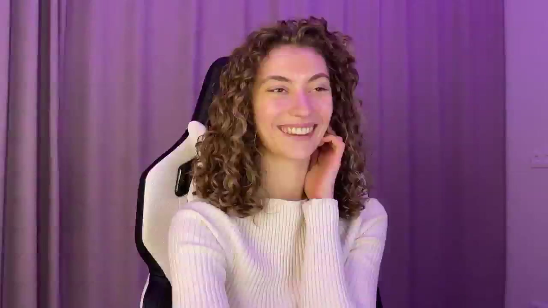 Gallery image thumbnail from Lady_Curls's myfreecams stream on, 11/29/2024, 01:22 image 12 of 20