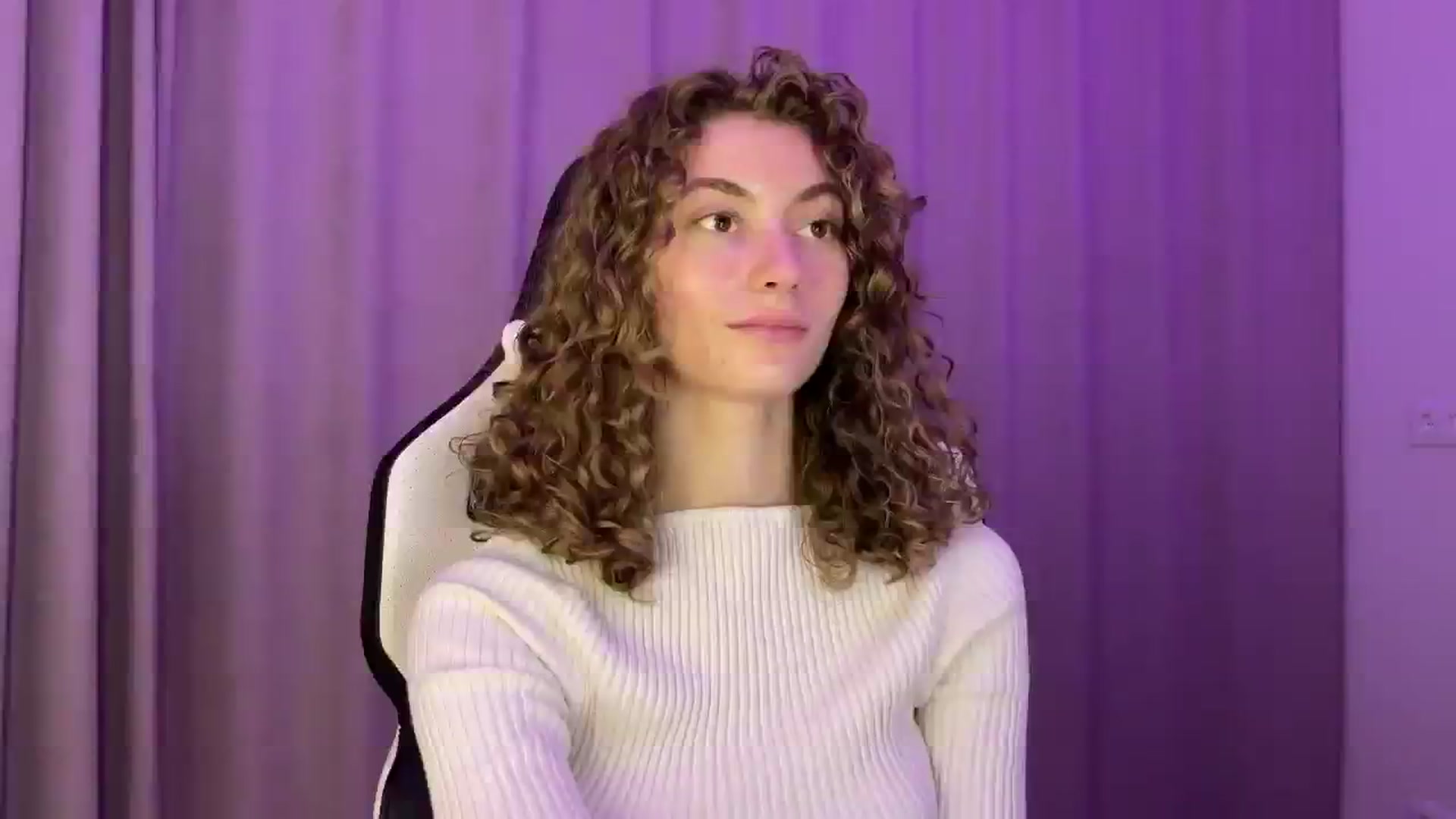 Gallery image thumbnail from Lady_Curls's myfreecams stream on, 11/29/2024, 01:22 image 14 of 20