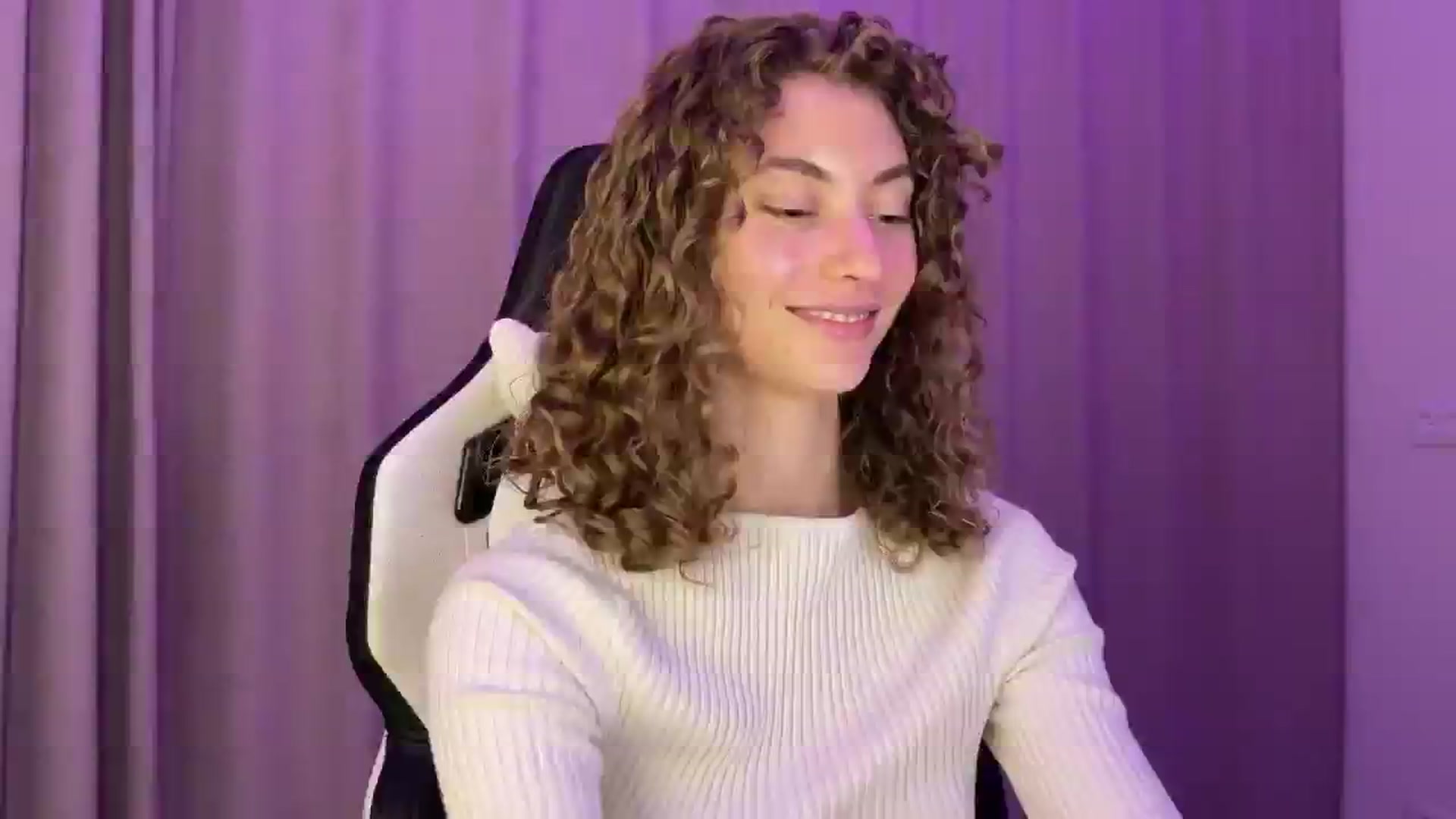 Gallery image thumbnail from Lady_Curls's myfreecams stream on, 11/29/2024, 01:22 image 6 of 20